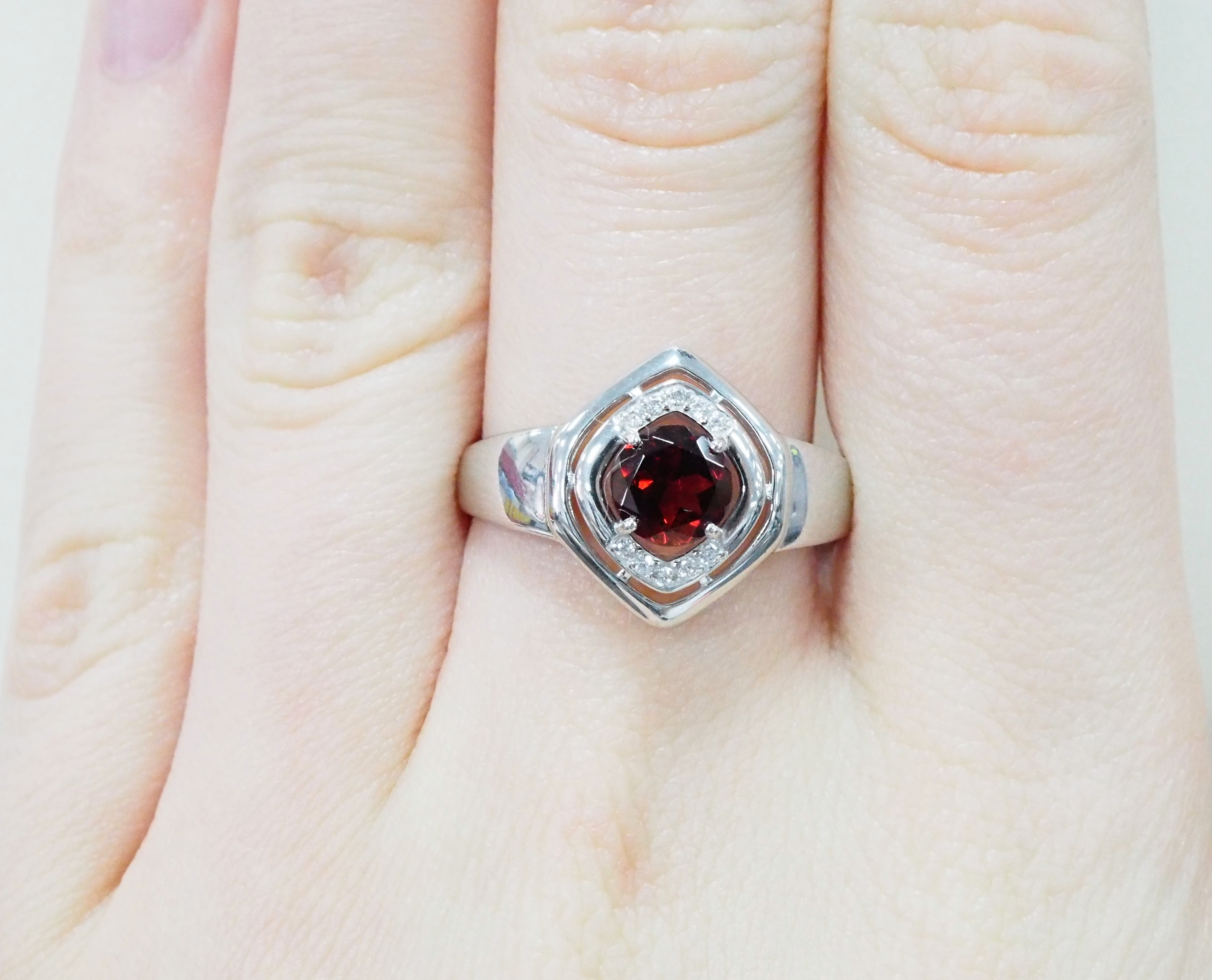 Серебряное кольцо 925 пробы; вставки 1 Гранат; Россыпь Фианит бесцв.;